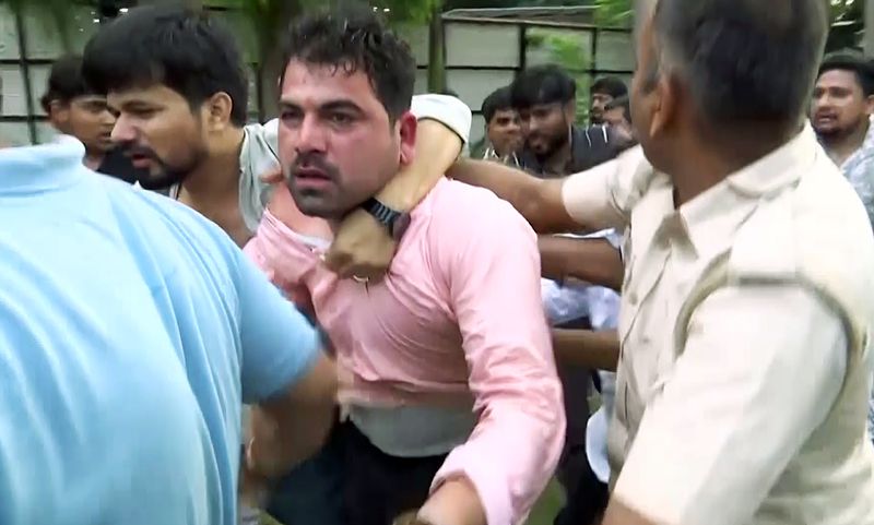 ਸਕਿੱਟ ਵਿਵਾਦ ਬਾਰੇ ਪ੍ਰੈੱਸ ਕਾਨਫਰੰਸ ਕਰਦੇ Pappu Yadav ’ਤੇ ਚੱਪਲ ਸੁੱਟੀ