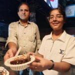 Siya Pandey ਲਈ ਮਾਪੇ ਹੀ ਹਨ ਸਭ ਤੋਂ ਵੱਡੇ ਅਧਿਆਪਕ: ਦਿਨ ਵੇਲੇ ਪੜ੍ਹਾਈ ਤੇ ਰਾਤ ਨੂੰ ਰੇਹੜੀ ’ਤੇ ਬੇਕਰੀ ਚਲਾਉਂਦੀ ਹੈ 17 ਸਾਲਾ ਵਿਦਿਆਰਥਣ