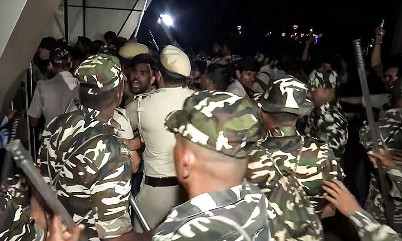 Delhi Building Collapse: ਏ ਬੀ ਵੀ ਪੀ ਵੱਲੋਂ ਐੱਮ ਸੀ ਡੀ ਕਮਿਸ਼ਨਰ ਦੇ ਅਸਤੀਫ਼ੇ ਦੀ ਮੰਗ