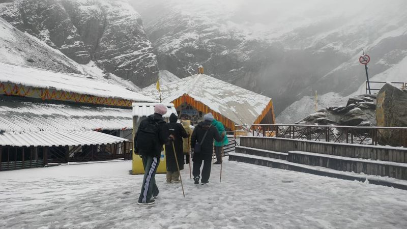 Hemkund Sahib Yatra: ਗੁਰਦੁਆਰਾ ਸ੍ਰੀ ਹੇਮਕੁੰਟ ਸਾਹਿਬ ਵਿਖੇ ਬਰਫਬਾਰੀ ਕਾਰਨ ਯਾਤਰਾ ਦੋ ਦਿਨਾਂ ਲਈ ਰੋਕੀ