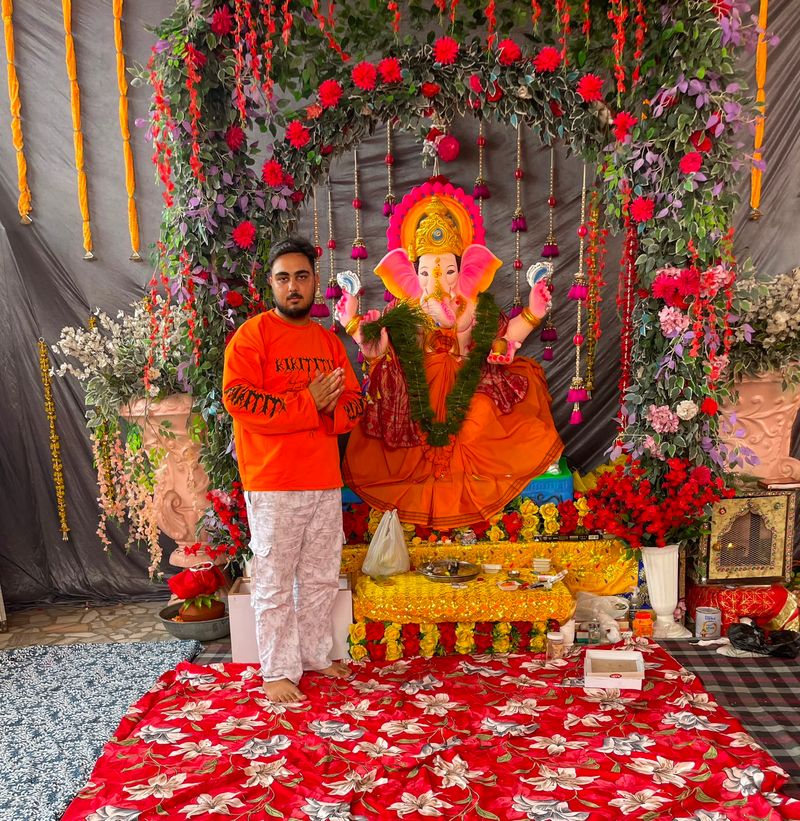 ‘ਕੋਈ ਵੀ ਧਰਮ ਨਫ਼ਰਤ ਨਹੀਂ ਸਿਖਾਉਂਦਾ..’,ਧਰਮਾਂ ਦੀਆਂ ਸਰਹੱਦਾਂ ਤੋੜ ਕੇ ਮੁਸਲਿਮ ਨੌਜਵਾਨ Shehbaz ਨੇ ਘਰ ’ਚ ਸਥਾਪਤ ਕੀਤੀ ਭਗਵਾਨ ਗਣੇਸ਼ ਦੀ ਮੂਰਤੀ
