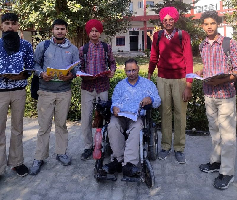 ਅਧਿਆਪਕ ਦਿਵਸ: 16 ਸਾਲਾਂ ਤੋਂ ਵ੍ਹੀਲਚੇਅਰ ’ਤੇ ਬੈਠ ਕੇ ਵਿਦਿਆਰਥੀਆਂ ਨੂੰ ਸਿੱਖਿਆ ਦੀ ਉਡਾਨ ਦੇ ਰਿਹਾ ਵਿਕਾਸ ਕੁਮਾਰ