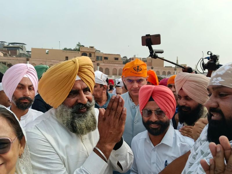 Punjab Congress ਦੇ ਨਵਨਿਯੁਕਤ ਪ੍ਰਧਾਨ ਪਰਗਟ ਸਿੰਘ ਅਤੇ ਸਚਿਨ ਪਾਇਲਟ ਦਾ ਅੰਮ੍ਰਿਤਸਰ ਪੁੱਜਣ ’ਤੇ ਵਰਕਰਾਂ ਵੱਲੋਂ ਸਵਾਗਤ