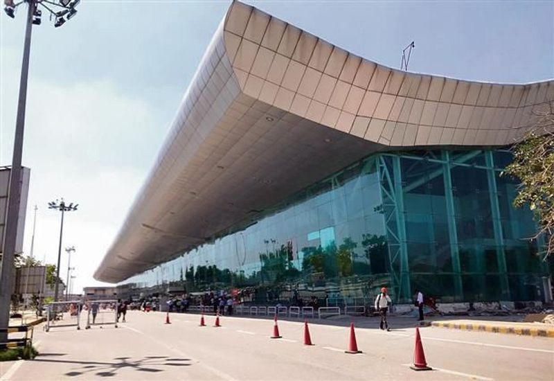 Amritsar Airport: ਸ਼ੱਕੀ ਡਰੋਨਾਂ ਦੀ ਹਲਚਲ: 3 ਉਡਾਣਾਂ ਹੋਈਆਂ ਪ੍ਰਭਾਵਿਤ, ਦਿੱਲੀ ਤੇ ਚੰਡੀਗੜ੍ਹ ਵੱਲ ਮੋੜੇ ਜਹਾਜ਼