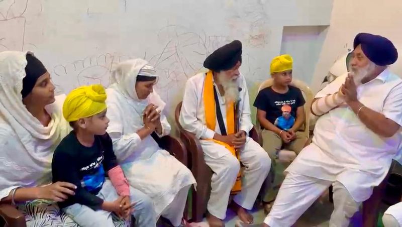 Parvinder Jhota Murder: ਵਿਰੋਧ ਪ੍ਰਦਰਸ਼ਨ 14ਵੇਂ ਦਿਨ ‘ਚ ਦਾਖਲ; ਸੁਖਬੀਰ ਬਾਦਲ ਨੇ ਪਰਿਵਾਰ ਨਾਲ ਕੀਤੀ ਮੁਲਾਕਾਤ