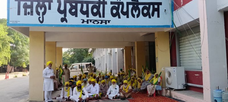 Farmer Protest: ਕਿਸਾਨਾਂ ਨੇ ਘੇਰੇ DC ਦਫਤਰਾਂ ਦੇ ਗੇਟ; ਅਧਿਕਾਰੀਆਂ ਨੂੰ ਅੰਦਰ ਜਾਣ ਤੋਂ ਰੋਕਿਆ