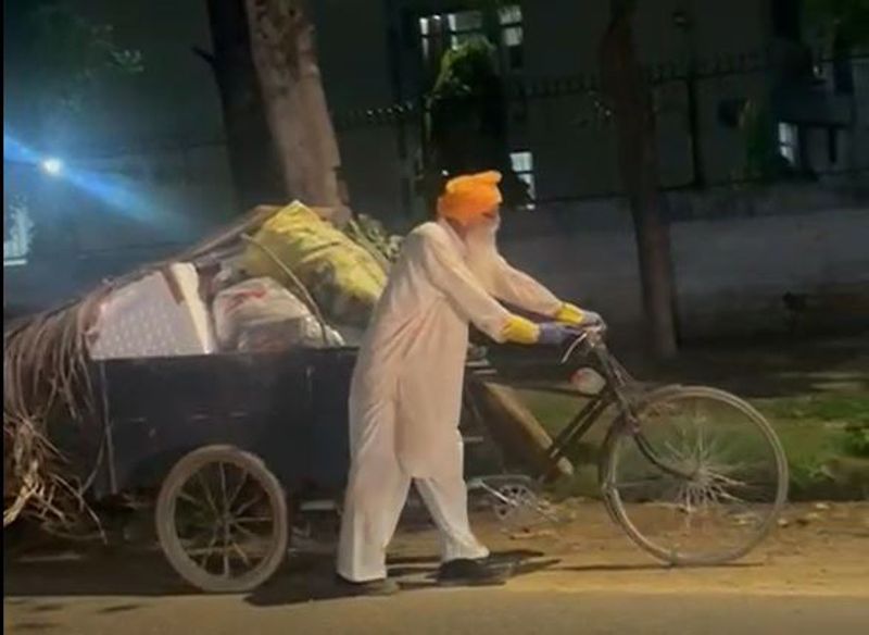 Chandigarh MC Sanitation: ਸਫ਼ਾਈ ਪ੍ਰਬੰਧਾਂ ਤੋਂ ਅਸੰਤੁਸ਼ਟ ਪਦਮਸ੍ਰੀ ਐਵਾਰਡੀ ‘ਇੰਦਰਜੀਤ ਸਿੰਘ ਸਿੱਧੂ’ ਮੁੜ ਕੂੜਾ ਚੁੱਕਣ ਲਈ ਸੜਕਾਂ ’ਤੇ ਉੱਤਰੇ