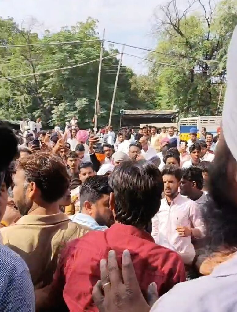 Punjab Police ASI ਸ਼ਰੇਆਮ ‘ਚਿੱਟਾ’ ਪੀਂਦਾ ਕਾਬੂ !; ਲੋਕਾਂ ਨੇ ਘੇਰ ਕੇ ਕੀਤਾ ਹੰਗਾਮਾ